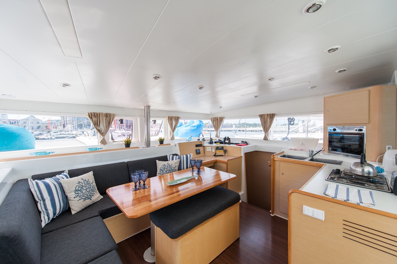 5sails_catamaran_coolcat_saloon