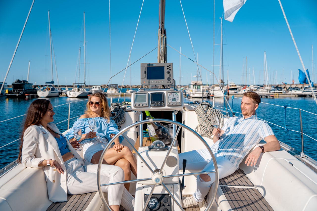 5sails_smaller_sailboat_deck