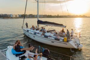 5sails.ee jaht päikeseloojangul Noblessneri lähistel