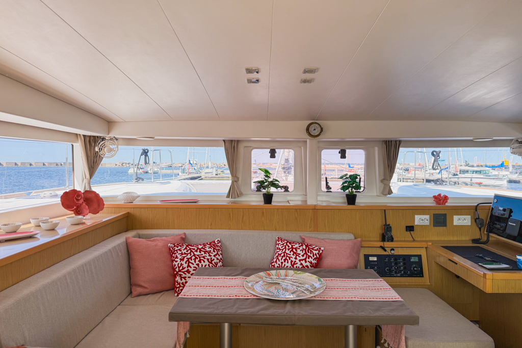 5sails_fleet_catamaran_saloon